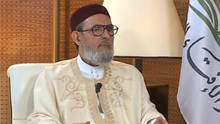 سئل عن رجل فقير يملك أرضا هل يلزم ببيع الأرض لدفع الفقر عن نفسه وأهل بيته ومن تجب نفقتهم عليه